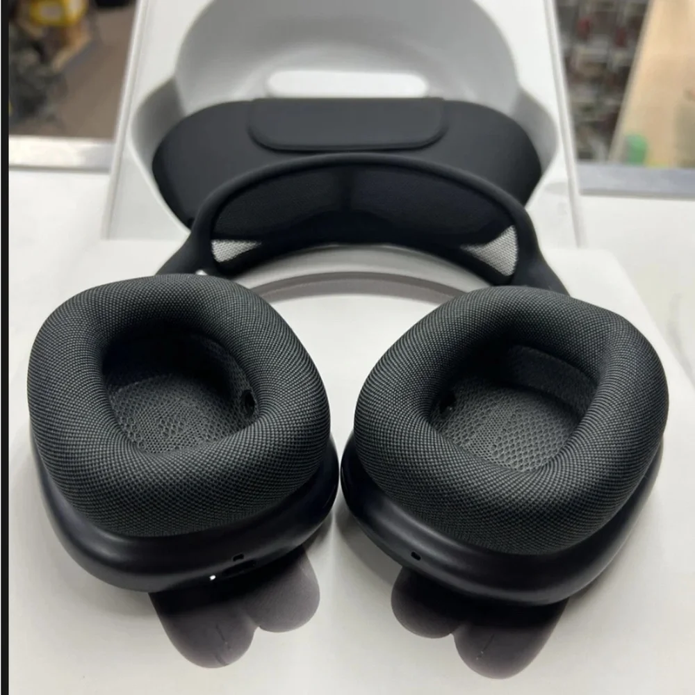 Apple Black VR Headset with Ergonomic Design and Matte Finish